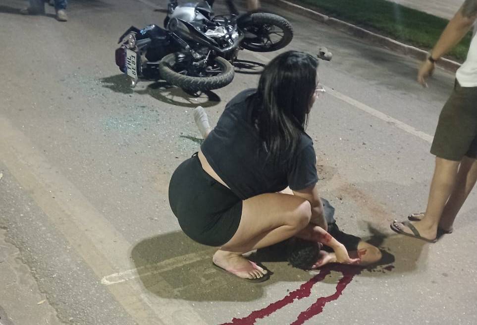 Pilotando moto, jovem de 22 anos atinge carro que estaria parado em Cerejeiras e é socorrido em estado grave pelo Corpo de Bombeiros