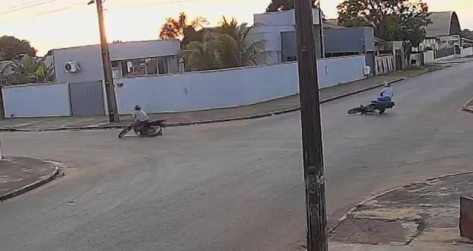 VEJA VÍDEO: motocicletas se chocam em cruzamento e um dos condutores é socorrido inconsciente pelos Bombeiros, em Vilhena