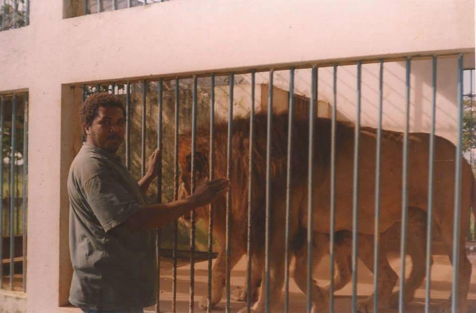Servidor público que mora em RO há meio século, e cuja imagem correu o mundo, cuidou de leão e sucuri quando Vilhena tinha zoológico
