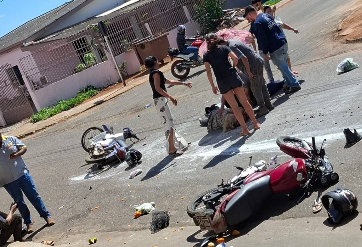 Acidente envolvendo duas motocicletas na saída do estacionamento de supermercado mobiliza Bombeiros, em Vilhena