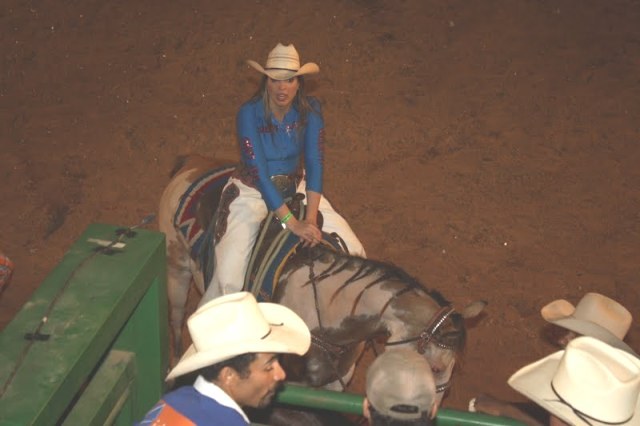 Madrinheira de rodeios da Expovil dá show em Barretos desde 2004