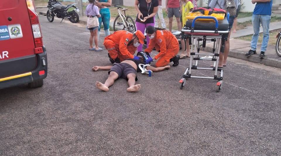 Após se envolver em acidente de trânsito em Vilhena, motociclista é resgatado inconsciente e em estado grave pelos Bombeiros