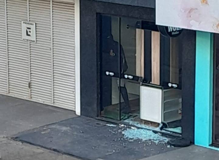 Após arrombar porta de vidro no centro de Vilhena, ladrões saqueiam loja que fica a poucos metros de base da PM em praça
