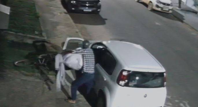 ASSISTA VÍDEOS: servidor público deixa carro destrancado em frente de casa e ladrão “se dá bem”, em Vilhena