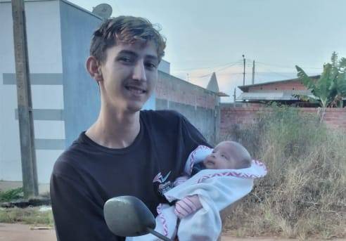 Saiba como ajudar mecânico de apenas 20 anos que passou 12 dias na UTI de Vilhena após acidente de moto; ele cria sozinho a filha bebê