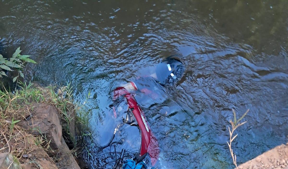 Homem de 30 anos que morreu após cair no rio Piracolino com motoneta era mecânico, morava em chácara e estava vindo para Vilhena