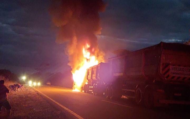 ASSISTA VÍDEOS: carreta rodotrem pega fogo em rodovia que liga Vilhena a Colorado do Oeste e mobiliza Corpo de Bombeiros