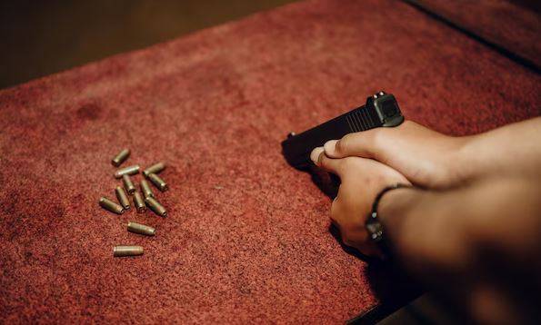Mulher é alvo de disparos de pistola, em Vilhena; autores dos tiros seriam dois adolescentes, segundo o relato de testemunhas