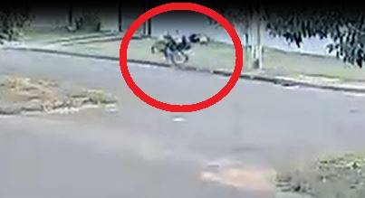VÍDEO: leitora questiona notícia sobre suposta morte de motociclista que atingiu poste, em Vilhena; FOLHA DO SUL confirma que ele está na UTI