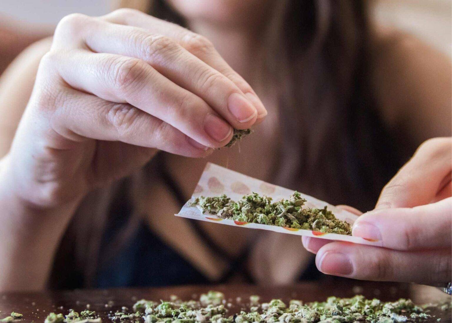 Mulher de 32 anos que havia sido flagrada com 7 gramas de maconha em Vilhena e foi presa em cidade de Mato Grosso deixa a cadeia