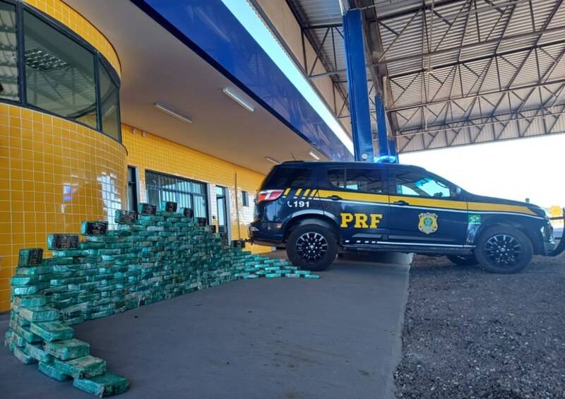 Caminhão boiadeiro que saiu de Rondônia com 206 kg de pasta base de cocaína em fundo falso é apreendido pela PRF em rodovia de MT