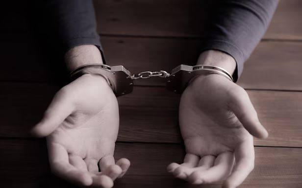 Homem que invadiu a casa dos próprios pais idosos é preso, e vizinho o acusa de assediar sua filha de apenas 11 anos, em Vilhena