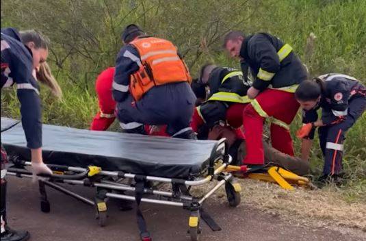 Motorista de empresa vilhenense é atacado por colega com barra de ferro, reage “na marretada” e deixa o oponente em estado grave