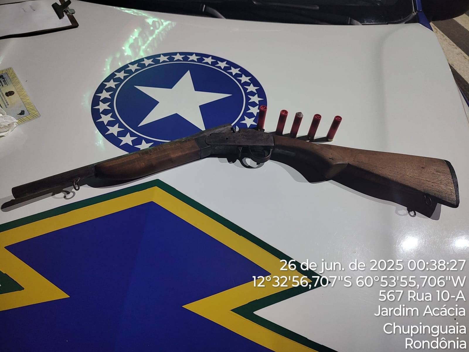 Após postar arma em rede social, adolescente é apreendido em Chupinguaia; menor é suspeito de roubar casa de ex-prefeita