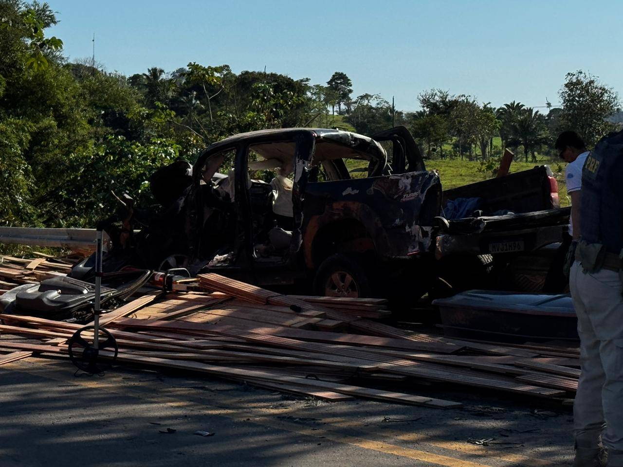 ASSISTA VÍDEO: caminhão de madeira esmaga picape na BR 364 e mata três irmãos na região central de Rondônia