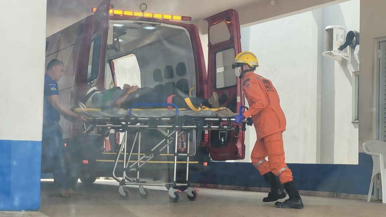 VÍDEOS: morador de Cerejeiras é intubado em Vilhena após se envolver em acidente na BR 364 e ser resgatado por Bombeiros junto com a esposa