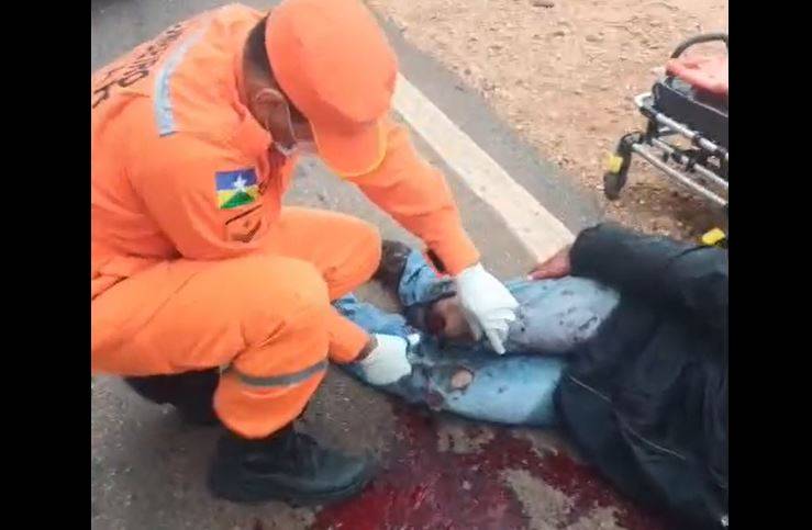 VÍDEOS: acidente grave na saída de Cerejeiras mobiliza Bombeiros; homem que sofreu fraturas expostas seria morador de Colorado do Oeste