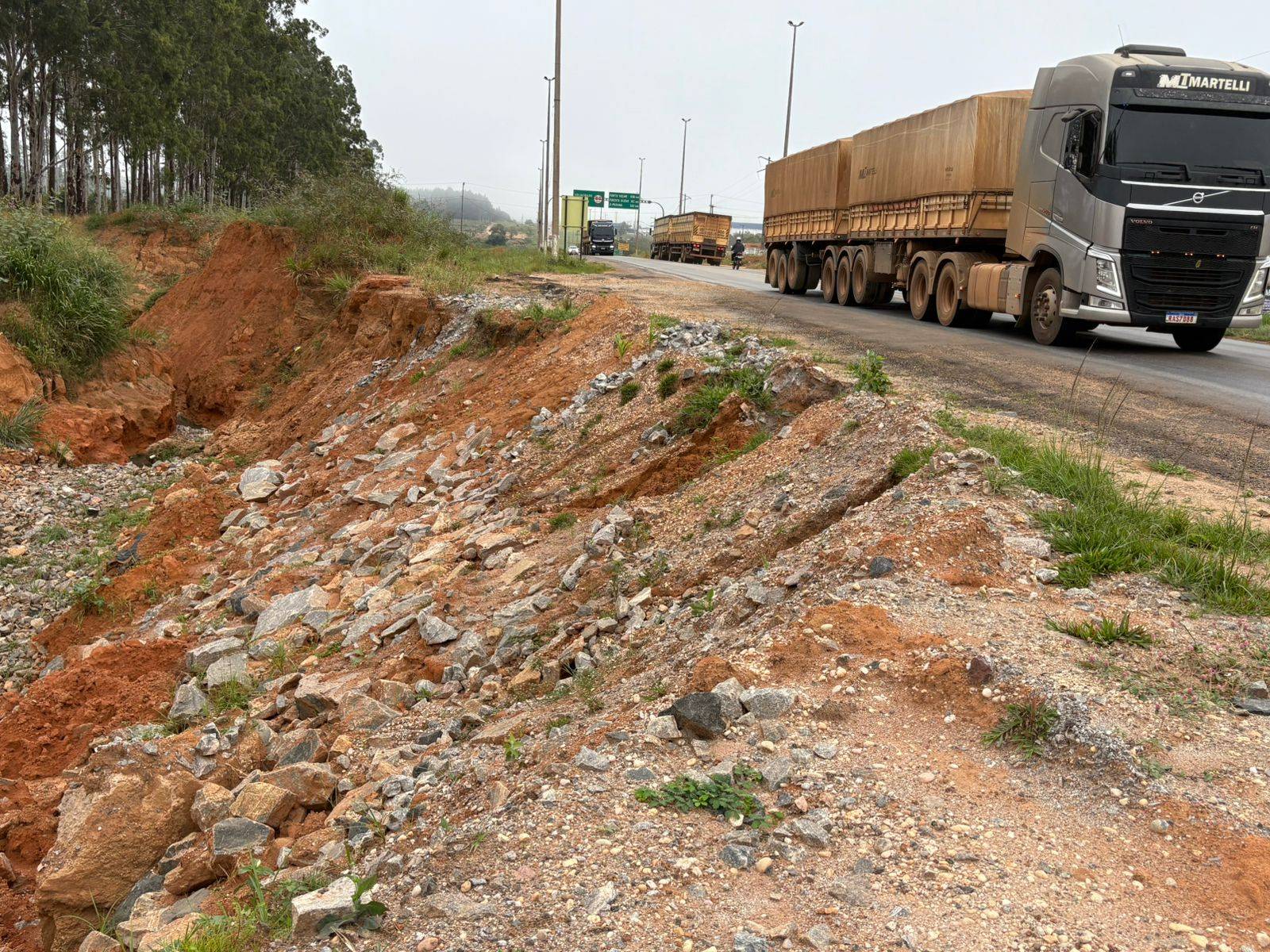 VÍDEO E FOTOS: após “gambiarra” do DNIT, cratera volta a ameaçar engolir pista de rodovia federal, em Vilhena