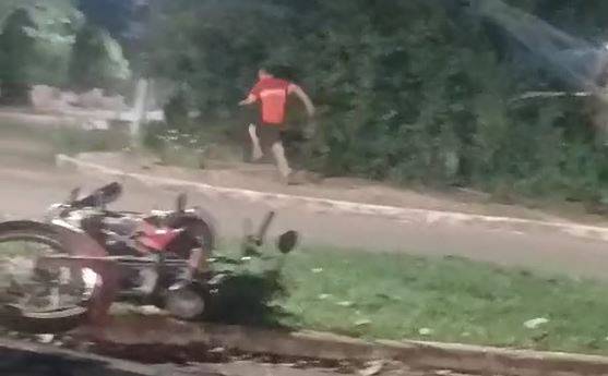 VÍDEO: com idoso de 69 anos na garupa, motociclista foge da PM, sofre queda e deixa companheiro desacordado para trás, em Vilhena
