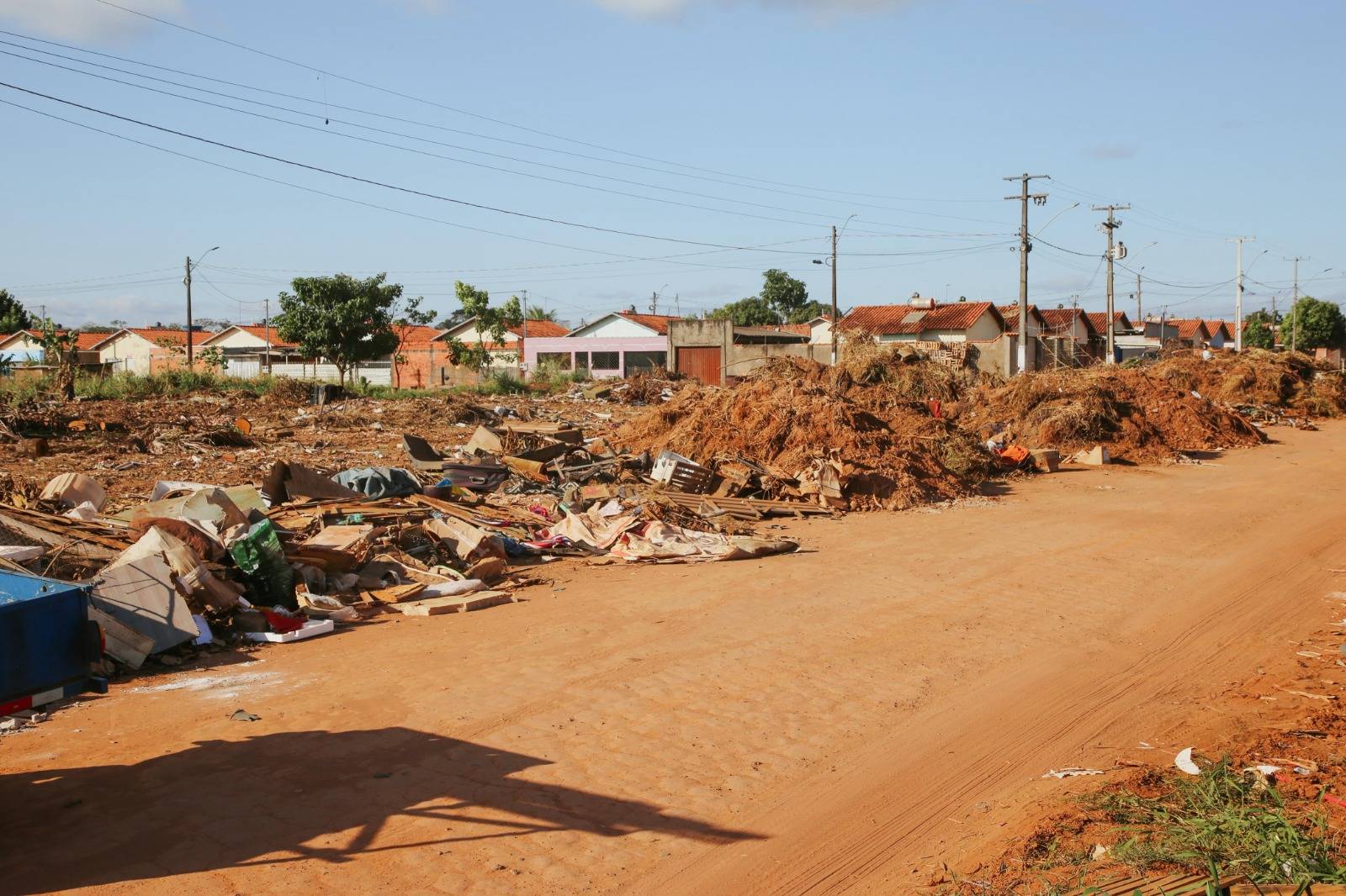 Prefeitura começa a autuar quem usa estrada vicinal como “lixão”, em Vilhena; multas podem ultrapassar R$ 700 reais