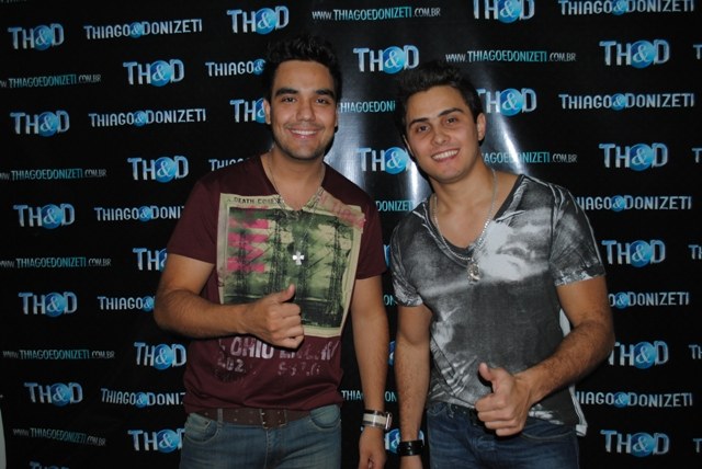 Dupla que participou da “Garagem do Faustão” se apresentou ontem na Expovil