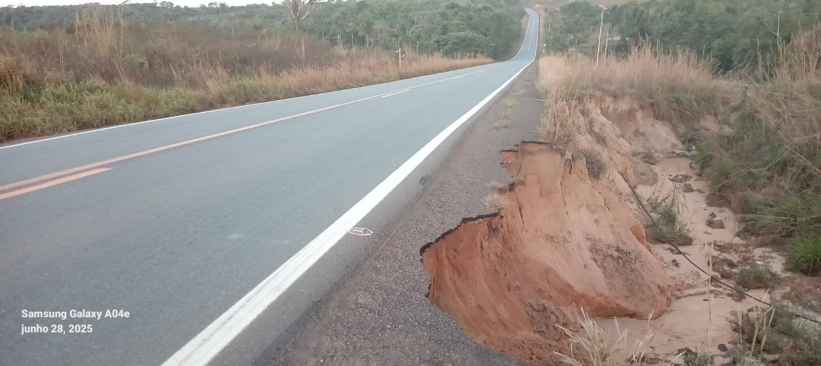VÍDEO E FOTOS: erosão avança por baixo da BR 364 e vira “tragédia anunciada” entre as cidades de Vilhena e Pimenta Bueno