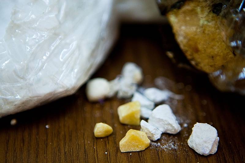 Após flagrar usuário com porção de crack, polícia entra em “boca”, encontra drogas na bolsa de bebê e prende dois, em Vilhena