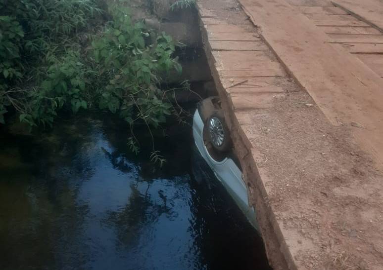 FOTOS E VÍDEO: duas semanas após morte trágica de mecânico, carro cai na mesma ponte na área rural de Vilhena e afunda em rio