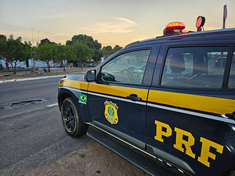 Acidente envolvendo caminhão e carro de passeio com família a bordo na BR 364 mobiliza Corpo de Bombeiros de Vilhena