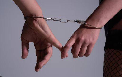 Homem causa danos na portaria de rodeio, em Vilhena, e acaba preso junto com a esposa; ambos estavam bêbados
