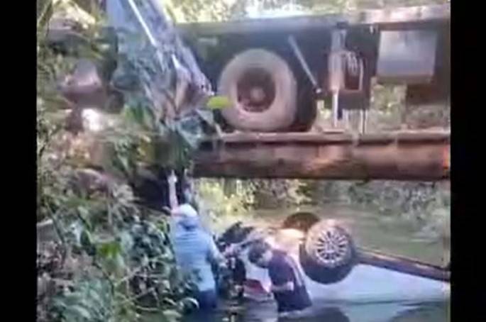 VÍDEO: animal na estrada e ponte sem sinalização fizeram motorista cair com carro dentro de rio, em Vilhena; “milagre”, diz sobrevivente