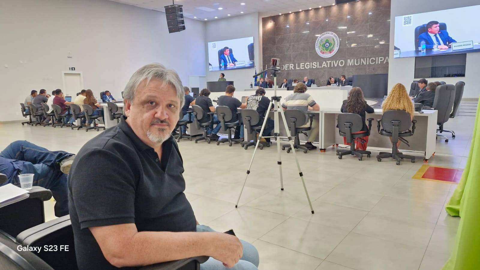 VÍDEO: jornalista que falaria na tribuna da Câmara de Vilhena é “atropelado” por presidente da Casa e vereadores “marmiteiros”
