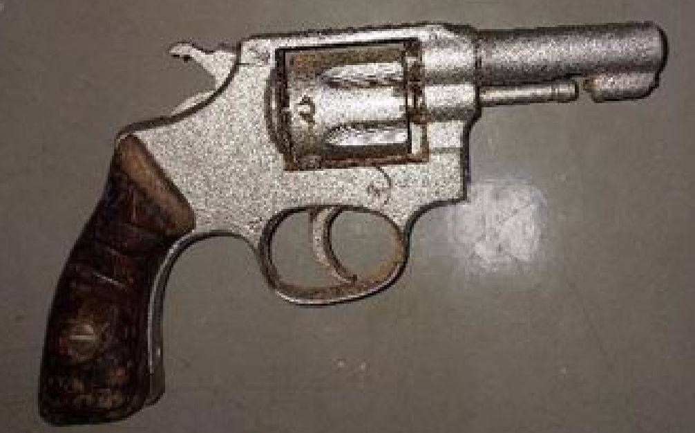 Após perseguição policial pelas ruas de Cerejeiras, suspeito foge a pé, deixando motocicleta, capacete e revólver para trás