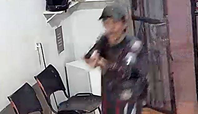 ASSISTA: vídeo mostra que criança poderia ter morrido a tiros quando faccionado invadiu barbearia para tentar matar rival, em Vilhena
