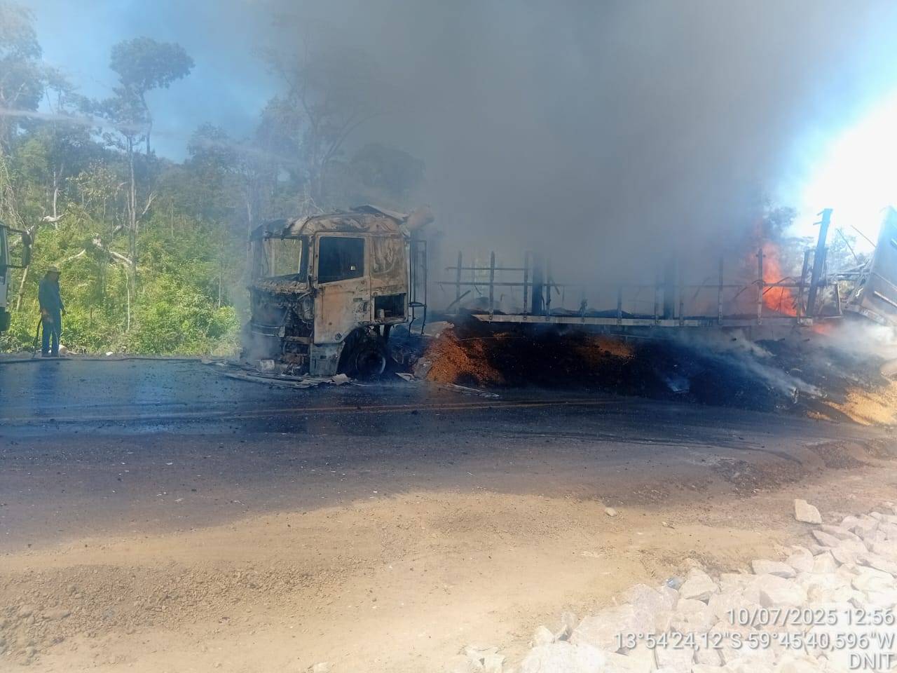 VEJA FOTOS: carreta carregada de soja que viria para Rondônia pega fogo na BR 174 e rodovia federal está interditada em Mato Grosso