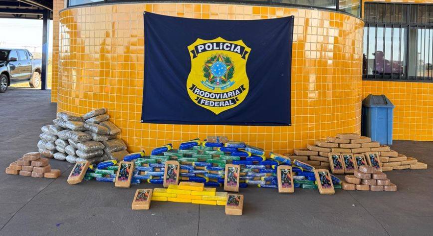 Caminhoneiro que saiu de Rondônia com carga de madeiras é preso com 210 kg de drogas em rodovia de Mato Grosso