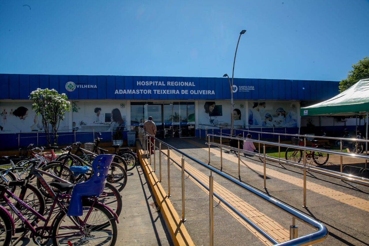 Pilotando bicicleta elétrica, mulher de 35 anos se envolve acidente em Vilhena, passa por cirurgia e vai para a UTI em estado grave