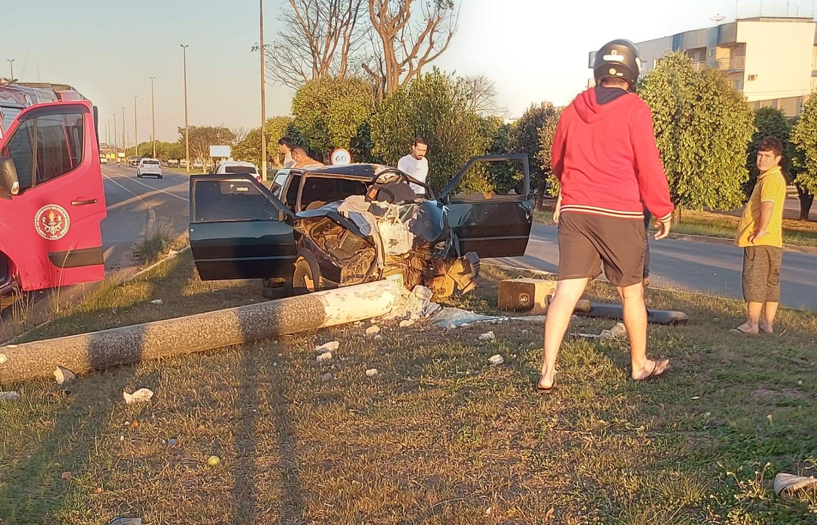 ASSISTA VÍDEO: motorista fratura as duas pernas ao subir com carro em rotatória e atingir poste de concreto na BR 364, em Vilhena