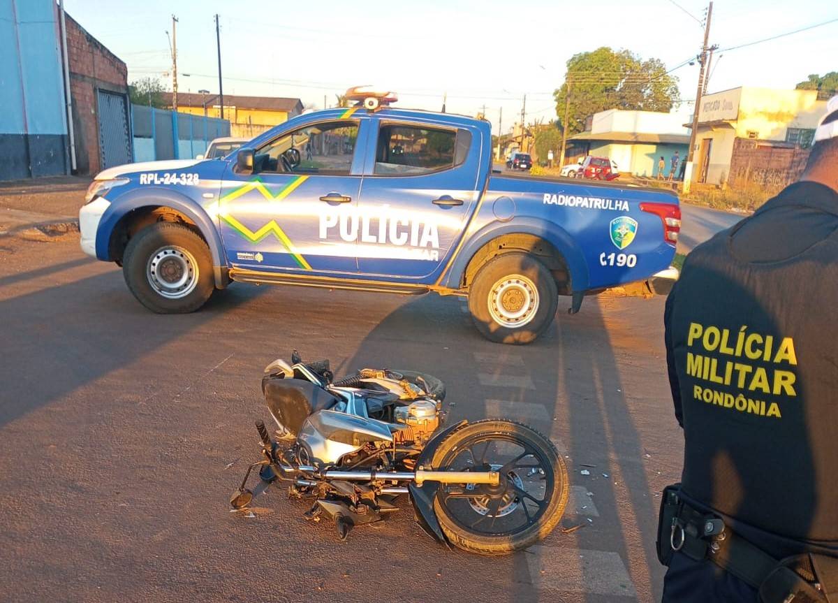 VÍDEO: após invadir preferencial em avenida de Vilhena e derrubar motociclista, motorista foge, mas placa do carro o “entrega”