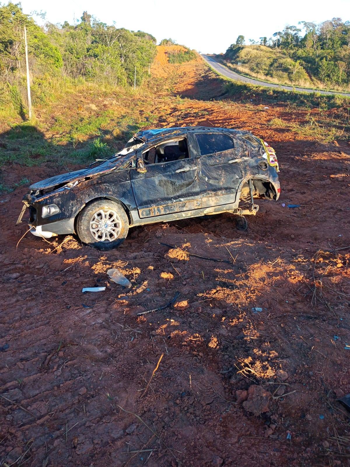Com casal a bordo, carro capota na BR 364, saída de Vilhena para Porto Velho; Bombeiros e PRF mobilizados
