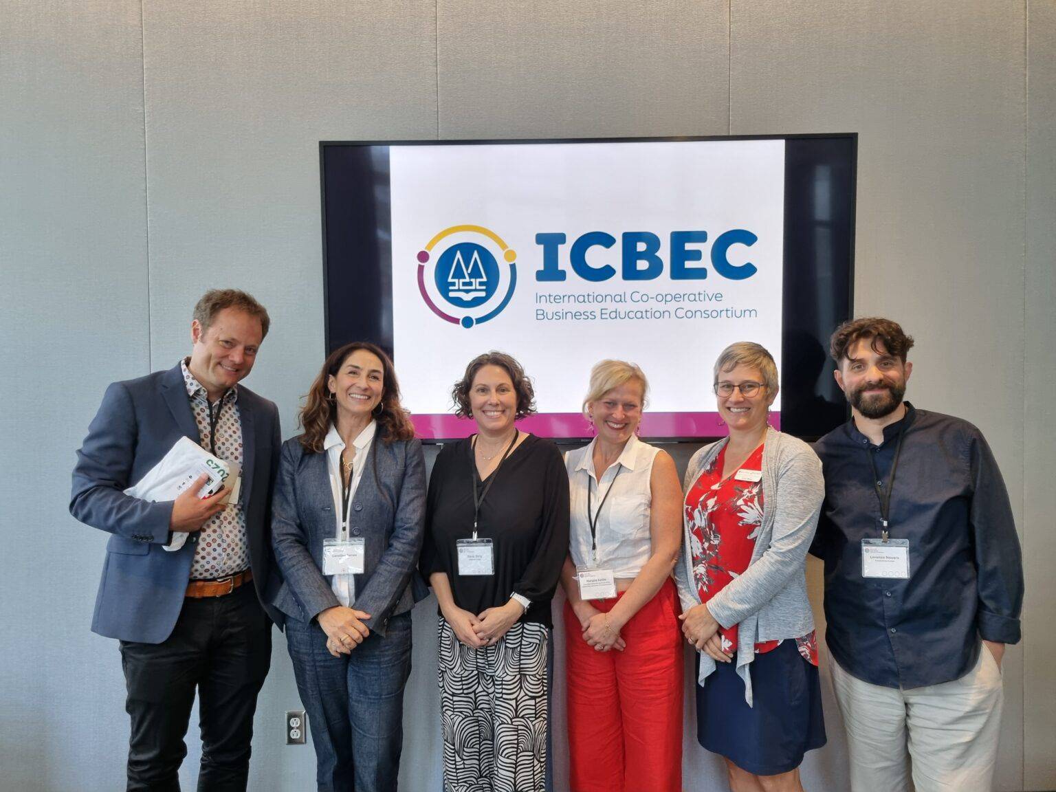 Faculdade FAVOO, de Vilhena, apresenta modelo educacional cooperativista em conferência internacional no Canadá