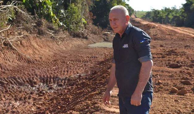 Deputado Ezequiel Neiva vistoria obra de aterramento entre Alto Alegre dos Parecis e Alta Floresta do Oeste