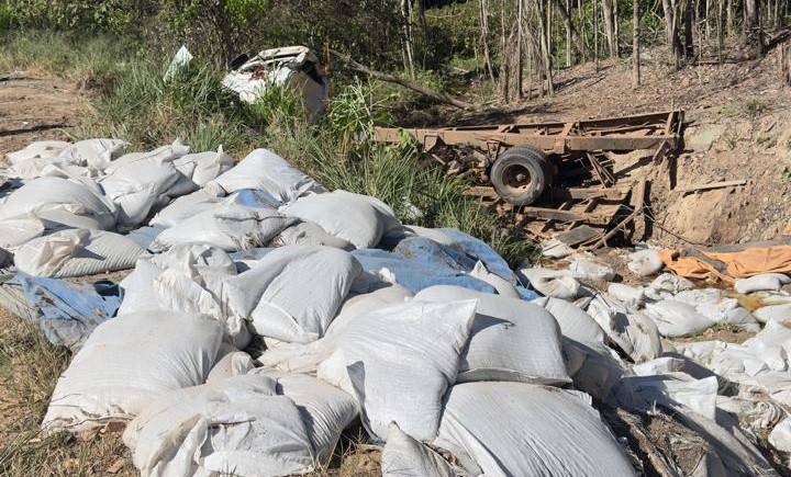 Com três pessoas a bordo, caminhão com fertilizantes tomba na BR 435, entre Vilhena e Colorado do Oeste, e motorista morre
