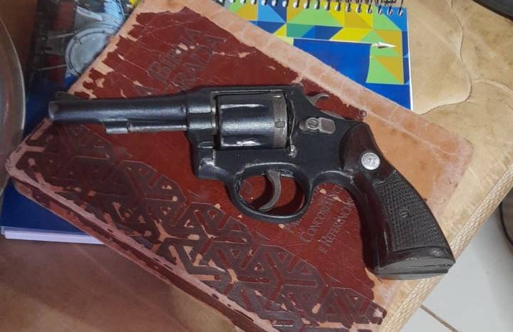 Investigando assassinato do filho de professora em Cerejeiras, Polícia Civil deflagra operação e prende quatro pessoas