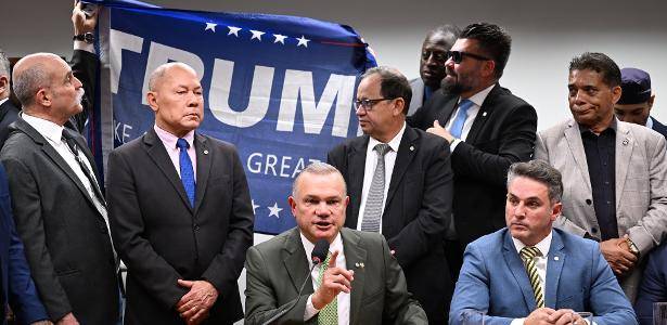 VÍDEO: com rondoniense participando de ato em defesa de Bolsonaro, deputado mostra bandeira de Trump, e colegas pedem para retirá-la