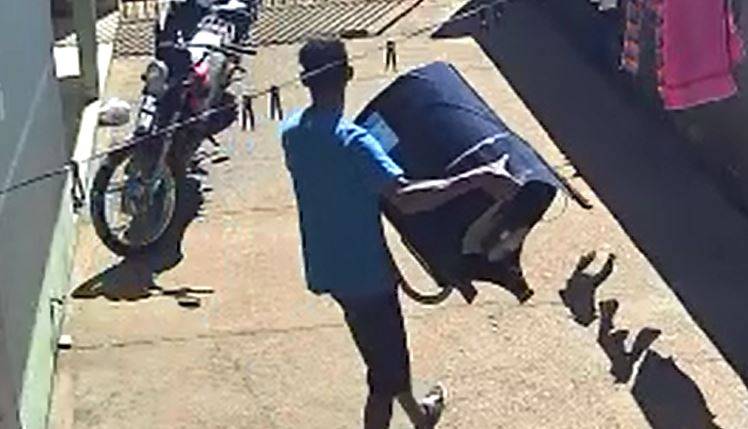 ASSISTA VÍDEO: ladrão filmado furtando lavadora de roupas seria o mesmo que inferniza bairros de Vilhena junto com os irmãos