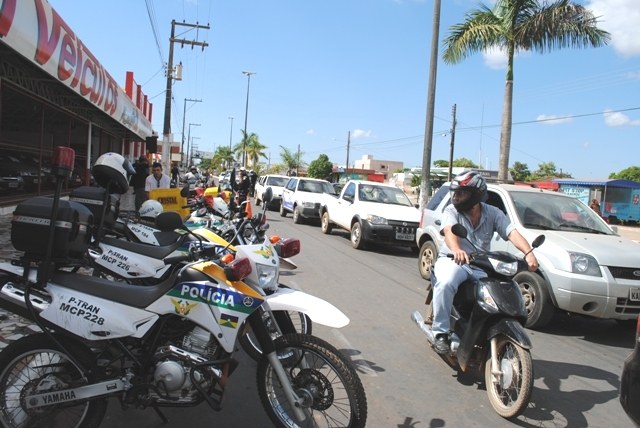 Fiscais tentam tirar motoristas sem CNH e carros velhos do trânsito vilhenense