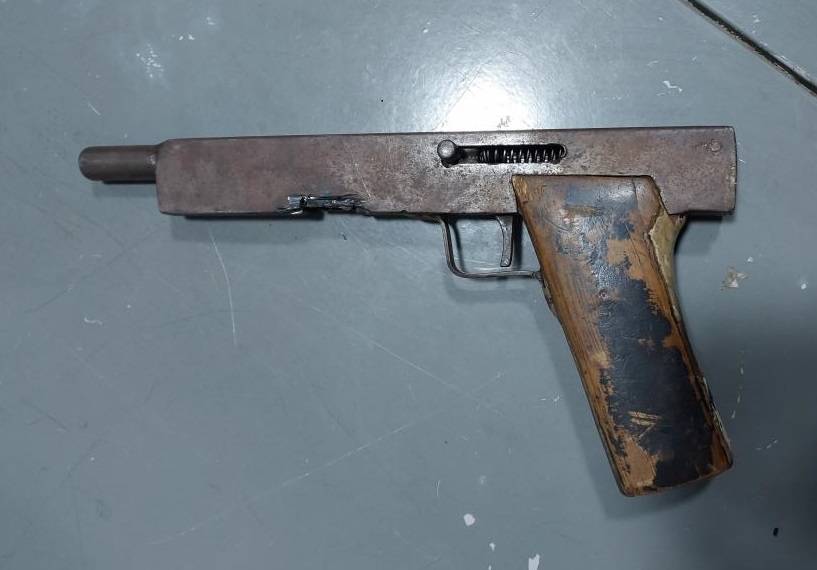 Preso com arma artesanal pela Polícia Militar na cidade de Cerejeiras, homem diz estar “jurado de morte” por facção criminosa
