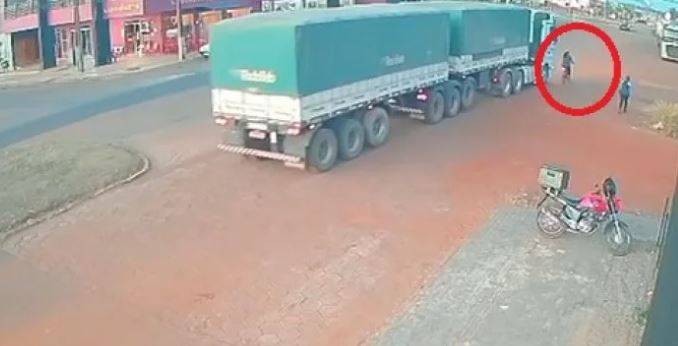 REVEJA VÍDEO: é de Rondônia o motorista de carreta que atingiu bicicleta e matou professora em cidade de Mato Grosso esta semana