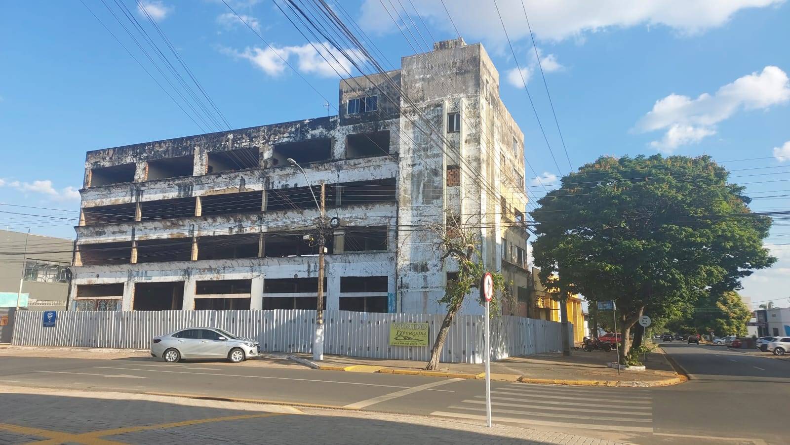 LEIA DESPACHO: promotor de justiça determina vistoria em prédio inacabado há mais de 30 anos na região central de Vilhena